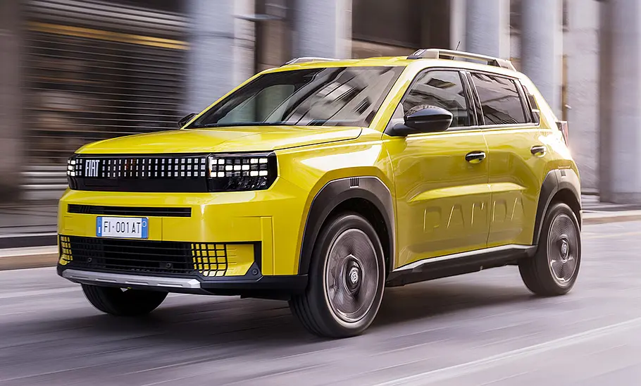 Der Fiat Grande Panda (2025) fahrend von schräg vorne.