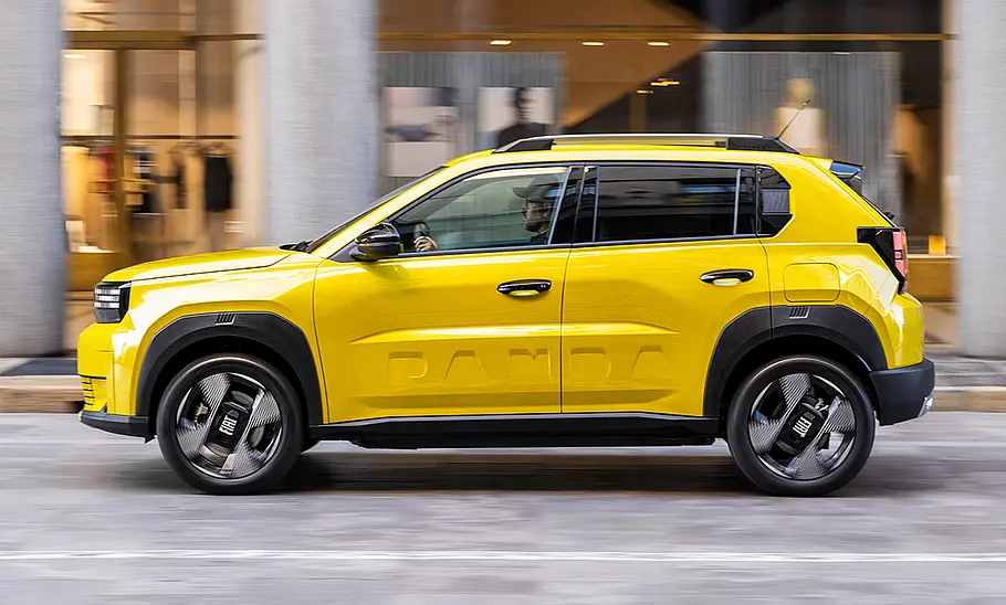 Der Fiat Grande Panda (2025) fahrend von der Seite.