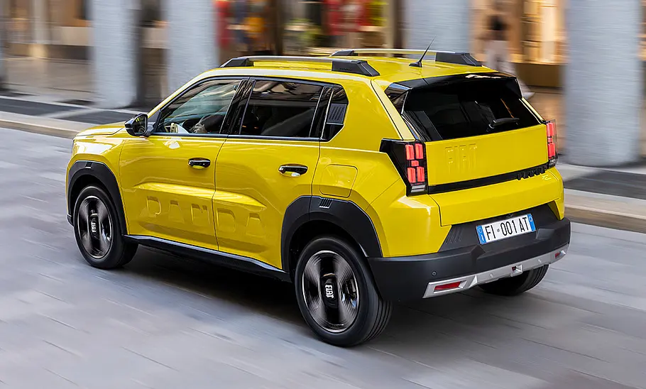 Der Fiat Grande Panda (2025) fahrend von schräg hinten.
