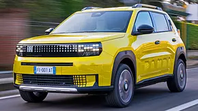Der Fiat Grande Panda (2025) fahrend von schräg vorne. - Foto: Fiat