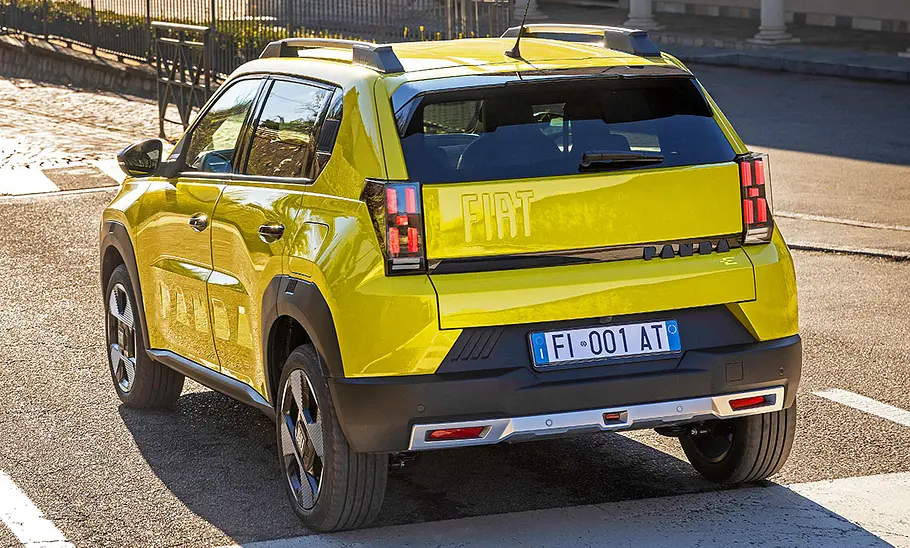 Der Fiat Grande Panda (2025) fahrend von schräg hinten.