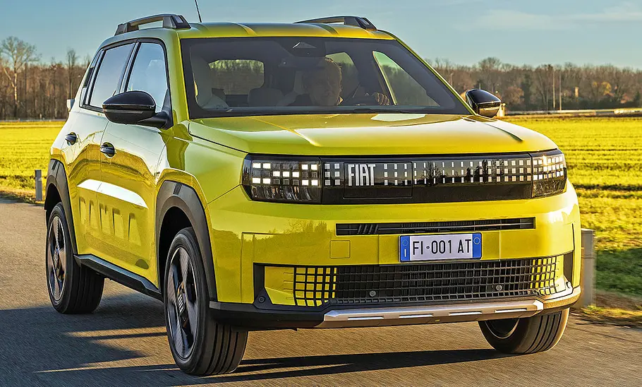 Der Fiat Grande Panda (2025) fahrend von vorne.