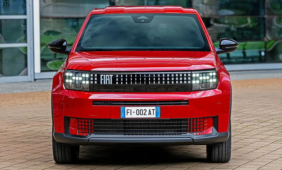 Der Fiat Grande Panda (2025) stehend von vorne.