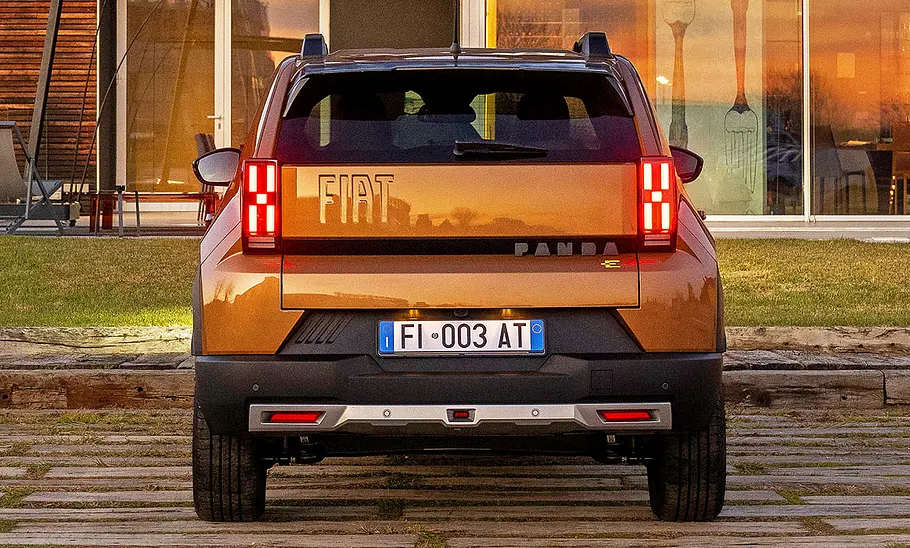 Der Fiat Grande Panda (2025) stehend von hinten.