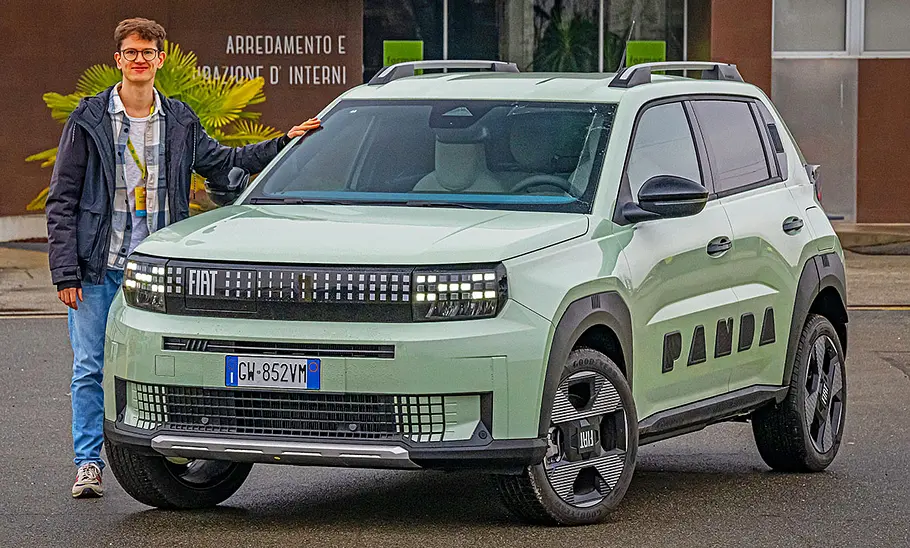 Redakteur Tim Neumann stehend am Fiat Grande Panda (2025).