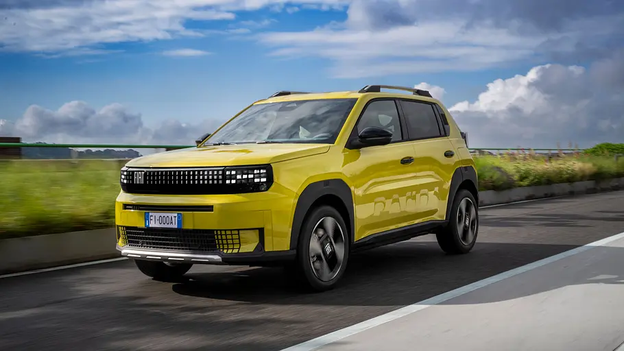 Fiat Grande Panda Elektro Der Fiat Grande Panda fährt auf einer Straße, Ansicht von vorne links.