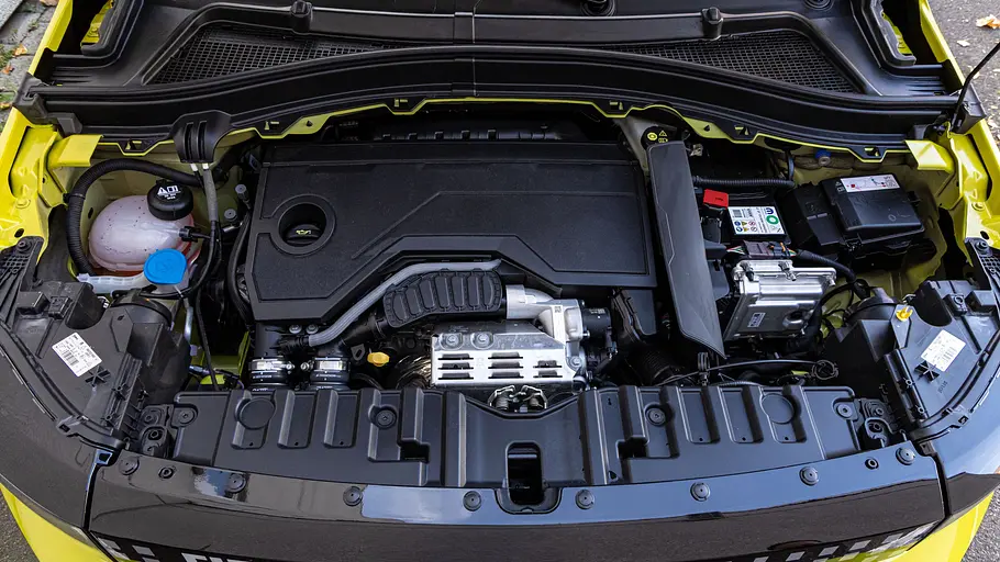 Blick unter die Motorhaube des Fiat Grande Panda Hybrid.