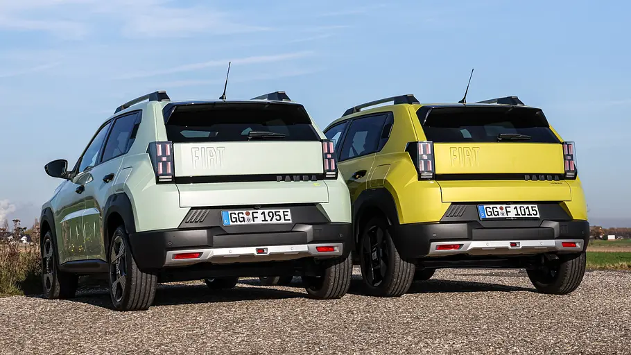 Fiat Grande Panda Elektro und Grande Panda Hybrid stehen nebeneinander, von hinten fotografiert.