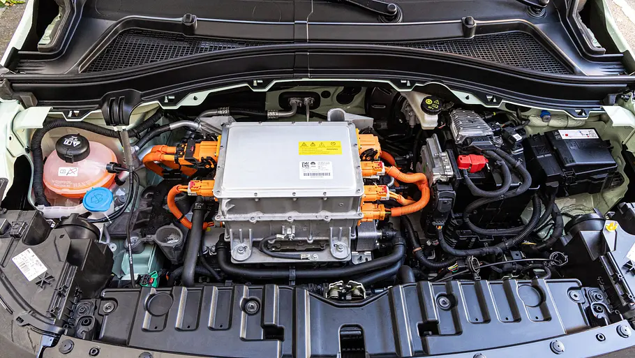 Blick unter die Motorhaube des Fiat Grande Panda Elektro.