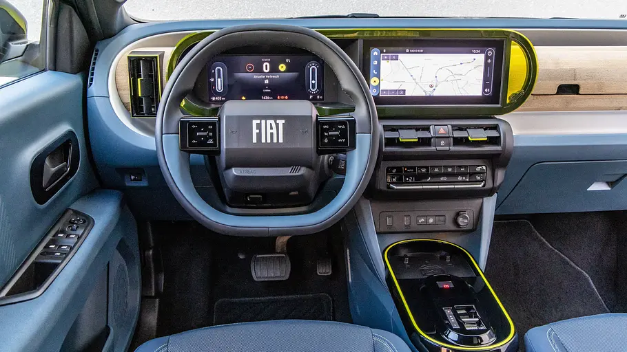 Das Cockpit des Fiat Grande Panda Hybrid.