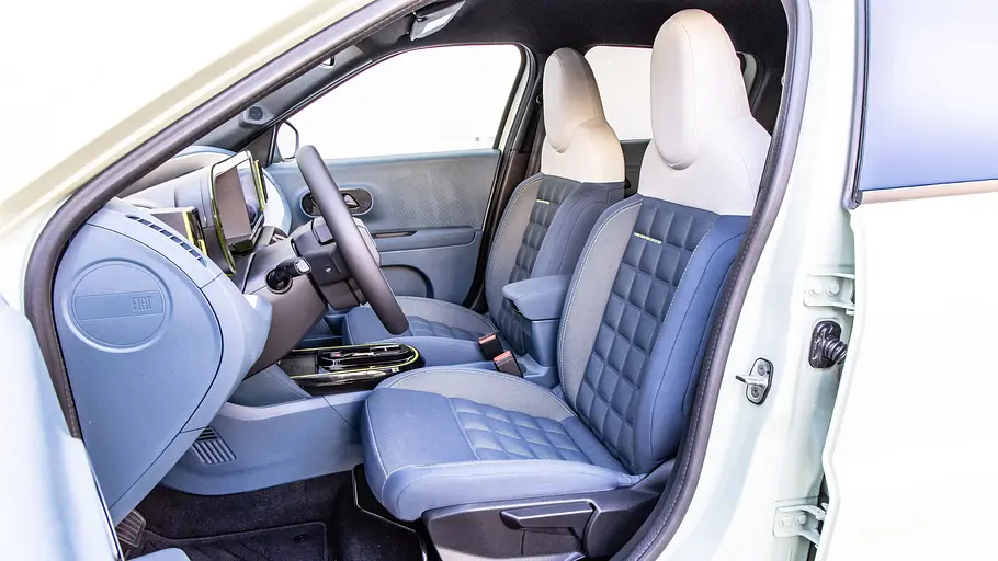 Die vorderen Sitze des Fiat Grande Panda Elektro.