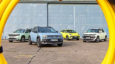 Gruppenbild mit Blick von vorne auf die vier E-Kleinwagen Fiat Grande Panda, Renault 4, BYD Dolphin Surf und Hyundai Inster. - Foto: Daniela Loof
