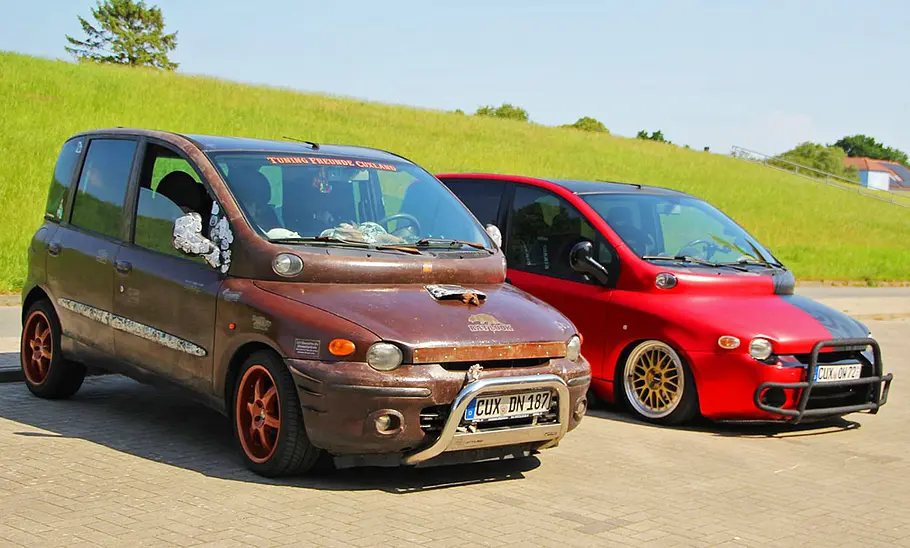 Fiat Multipla Ratte und M-ultimate stehend von vorne.