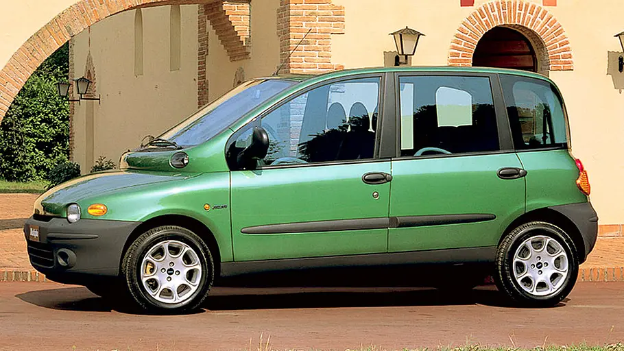 Der Fiat Multipla stehend seitlich.