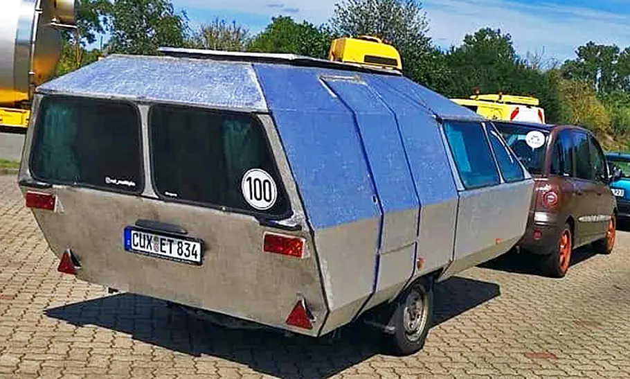 Der Eigenbau-Airstream-Wohnanhänger von hinten