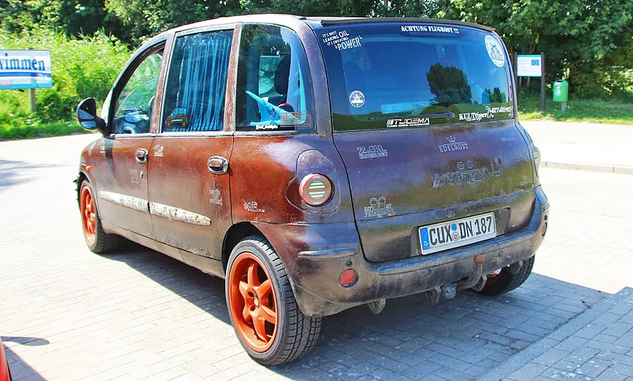 Der Fiat Multipla Ratte stehend von hinten.