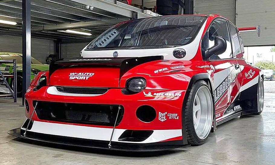 Der Fiat Multipla mit V8 stehend von vorne.