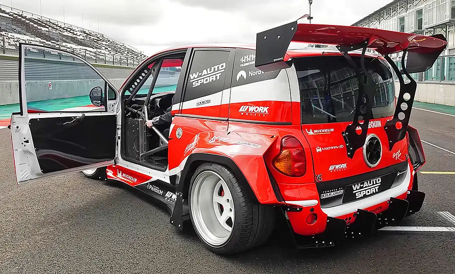 Der Fiat Multipla mit V8 stehend von hinten.