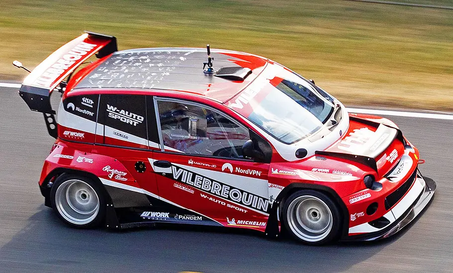 Der Fiat Multipla mit V8 fahrend seitlich.