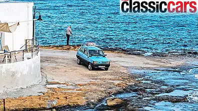 Ein Fiat Panda stehend an der Küste - Foto: Angelika Emmerling