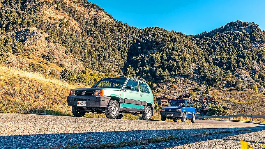Blick von schräg vorne auf die beiden Fiat Panda 4x4, die am Straßenrand stehen.