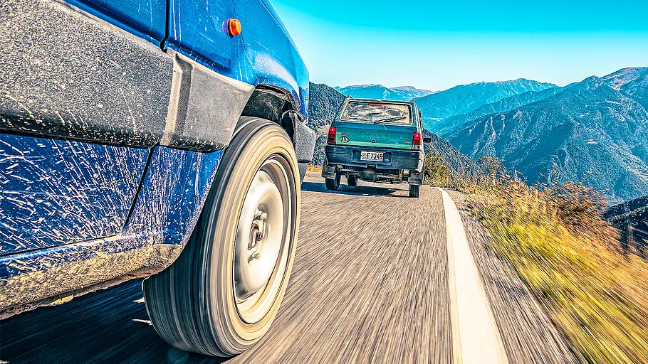 Blick von hinten auf den fahrenden Fiat Panda 4x4.