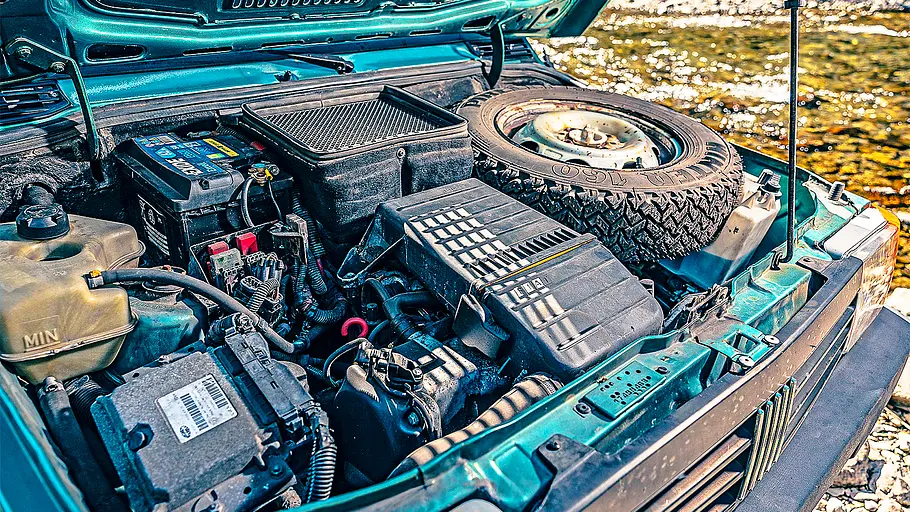 Blick in den Motorraum des Fiat Panda 4x4.