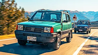 Blick von schräg vorne auf zwei hintereinander herfahrende Fiat Panda 4x4. - Foto: Lee Brimble