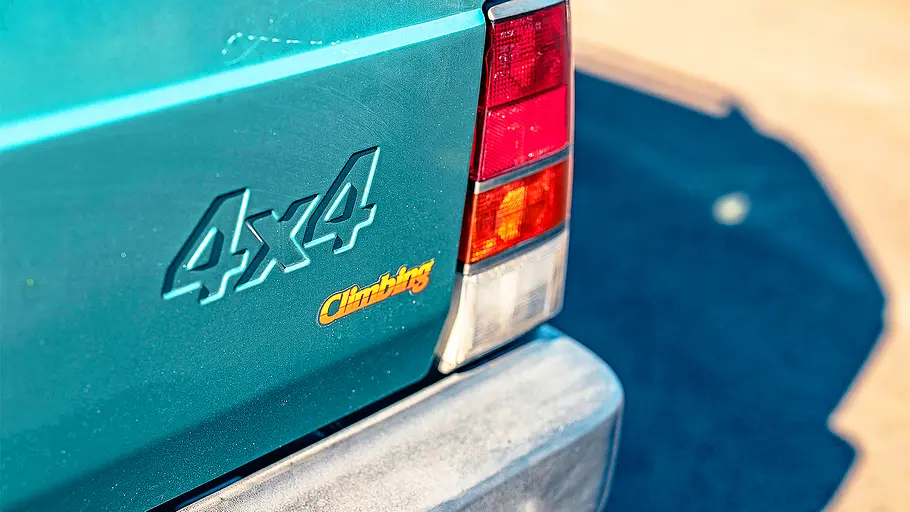Blick auf die Schriftzüge am Heckdeckel des Fiat Panda 4x4.