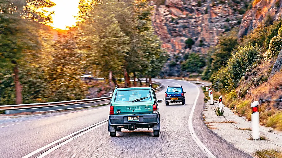 Blick von hinten auf zwei hintereinander herfahrende Fiat Panda 4x4.