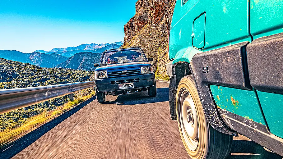 Blick von vorne auf den fahrenden Fiat Panda 4x4.