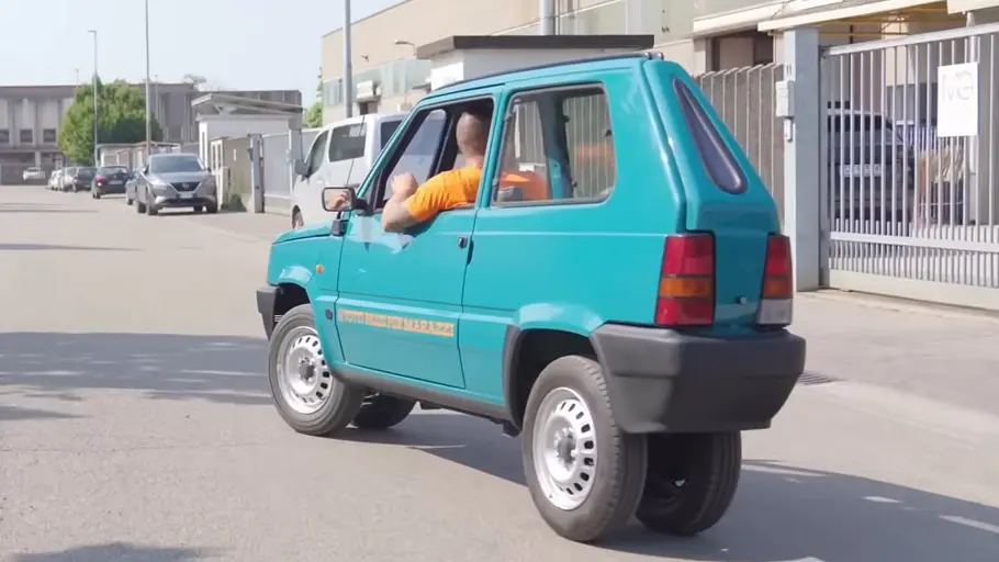 Fiat Panda for One, fotografiert von schräg hinten.
