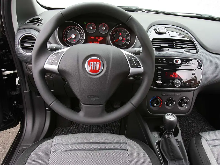 Fiat Punto Evo 1.4 8V Fiat Punto Evo 1.4 8V - das neue gestaltete Cockpit