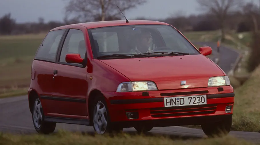Fiat Punto GT fahrend von vorne fotografiert. 