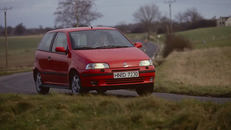 Fiat Punto GT fahrend von schräg vorne fotografiert. 