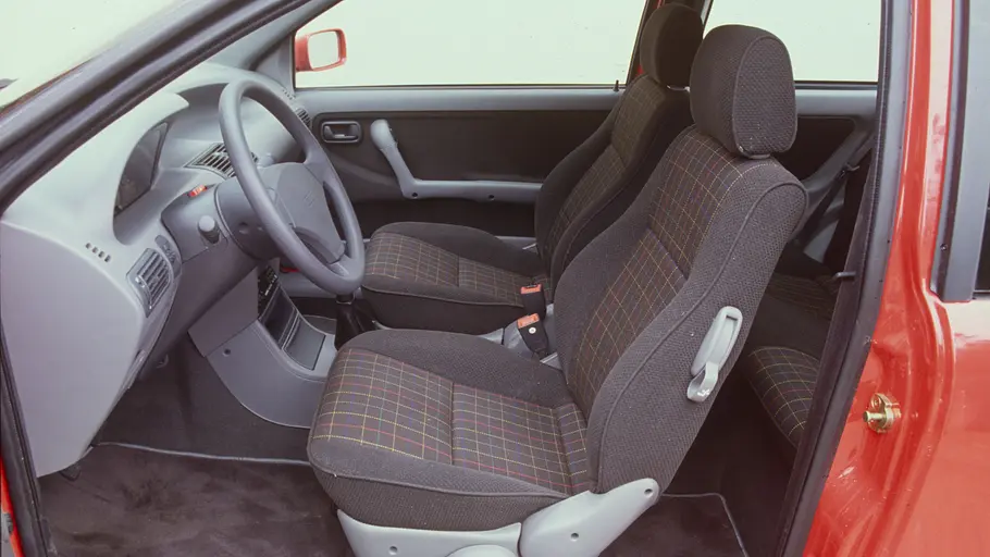 Der Innenraum des Fiat Punto GT. 