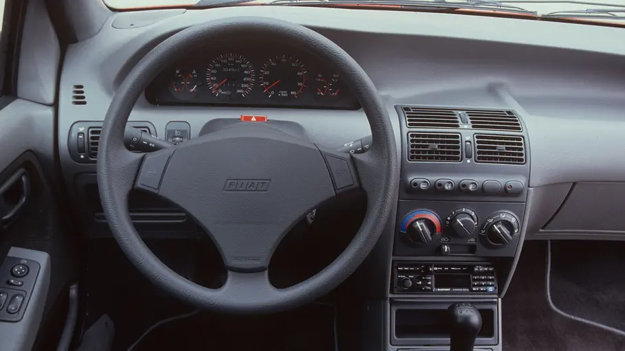 Das Cockpit des Fiat Punto GT.