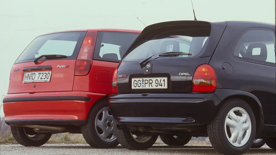 Fiat Punto GT/Opel Corsa GSi 16V statisch von schräg hinten fotografiert. 