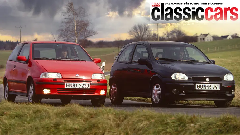 Fiat Punto GT/Opel Corsa GSi 16V fahrend von schräg vorne fotografiert. 