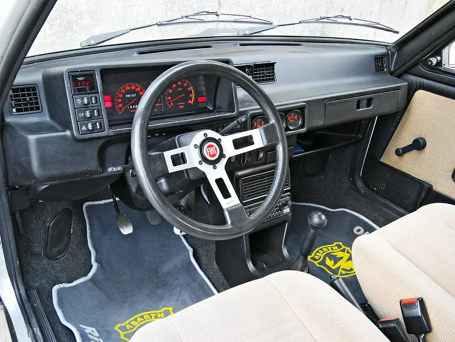 Fiat Ritmo 125 TC Abarth Kaufberatung Bilder technische Daten Cockpit