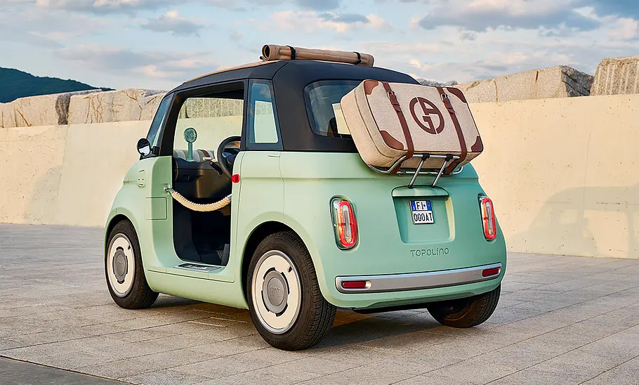 Fiat Topolino (2023) Der Fiat Topolino (2023) statisch von schräg hinten.