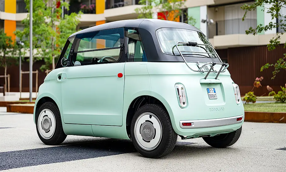 Fiat Topolino (2023) Der Fiat Topolino (2023) statisch von schräg hinten.
