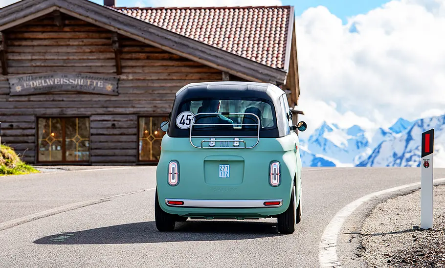 Fiat Topolino Fiat Topolino; fahrend; Außenansicht; Kleinstwagen; Hecksicht; Alpen; Edelweiss-Hütte