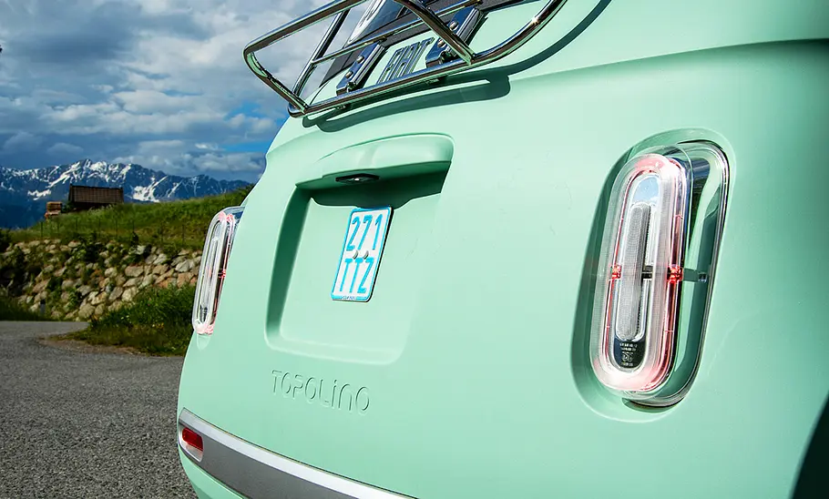 Fiat Topolino Fiat Topolino; stehend; Außenansicht; Kleinstwagen; Detailansicht; Heckleuchten; Nummernschild; Alpen
