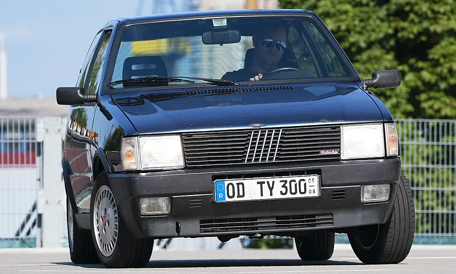 Der Fiat Uno Turbo fahrend von vorne.