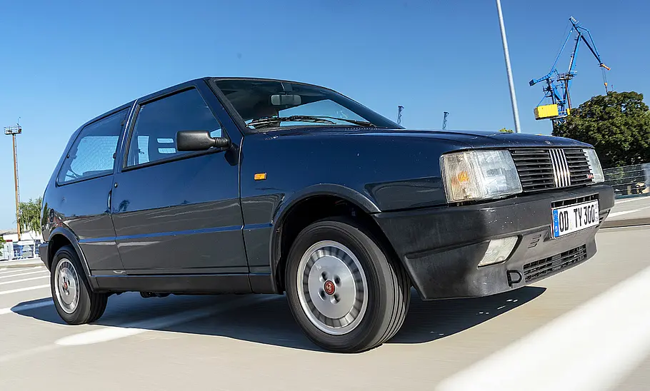 Der Fiat Uno Turbo fahrend seitlich.