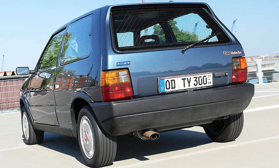 Der Fiat Uno Turbo fahrend von hinten.