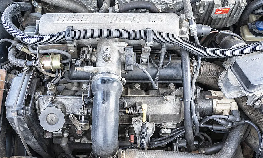 Der Motor des Fiat Uno Turbo.