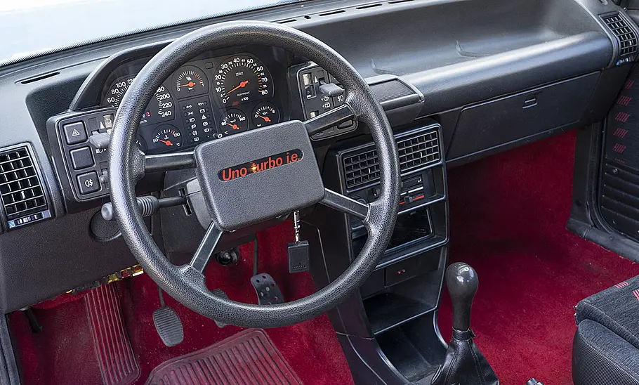 Das Cockpit des Fiat Uno Turbo.