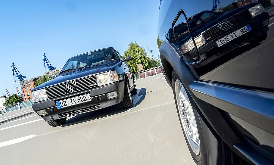 Fiat Uno Turbo und VW Polo G40 fahrend von vorne.